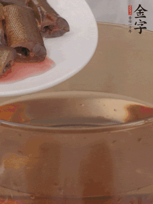 處理干凈的黃鱔段，加姜片、料酒沸水下鍋焯水。撈出用涼水沖洗干凈。