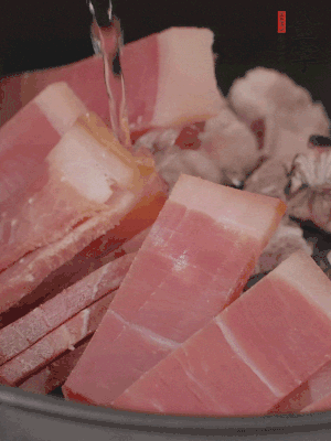 排骨、黃鱔段、金字火腿片放入砂鍋中，加沒過(guò)食材的水。