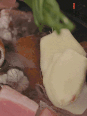 加姜片、蔥結(jié)、料酒。