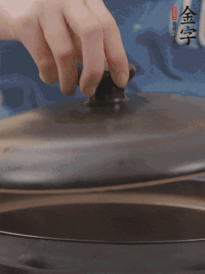 大火煮開后轉(zhuǎn)小火，燉煮20分鐘左右。