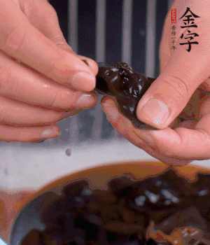 木耳冷水泡發(fā)，處理成小塊。（如果是小木耳就不用切了）