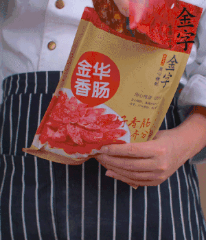 香腸切成斜片，小米辣切成斜片。