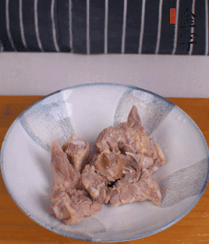 排骨加1勺黃酒、1勺蠔油、1勺玉米淀粉、1/4勺胡椒粉腌制半小時。