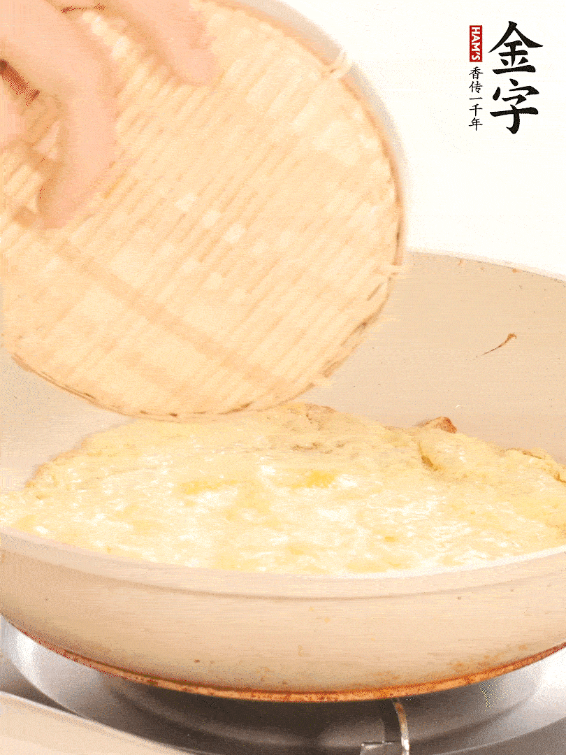 鍋內(nèi)放入少許油，油溫4成熱倒入一個雞蛋煎熟