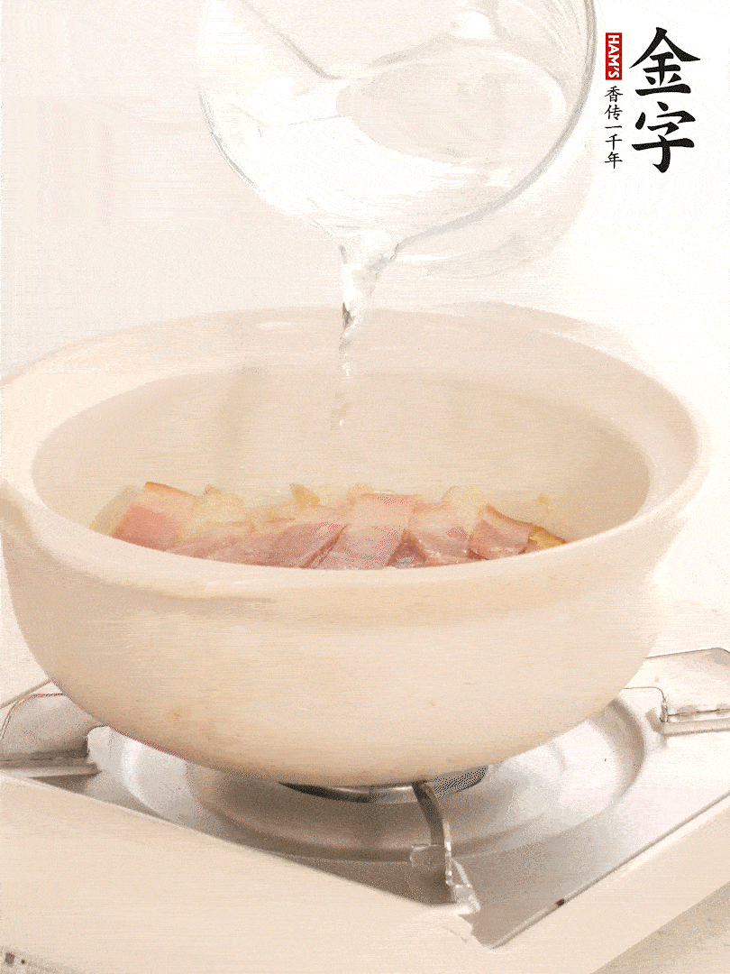 放入火腿片，加開水，再加入豆腐