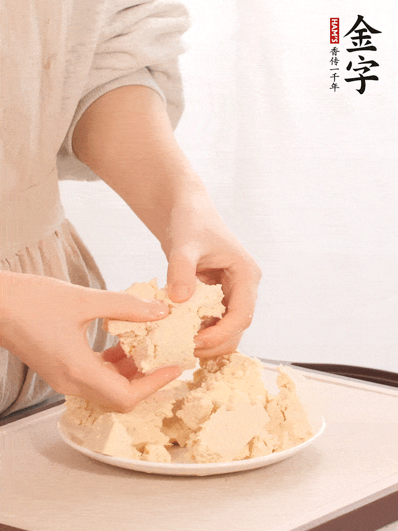老豆腐用手掰成塊。