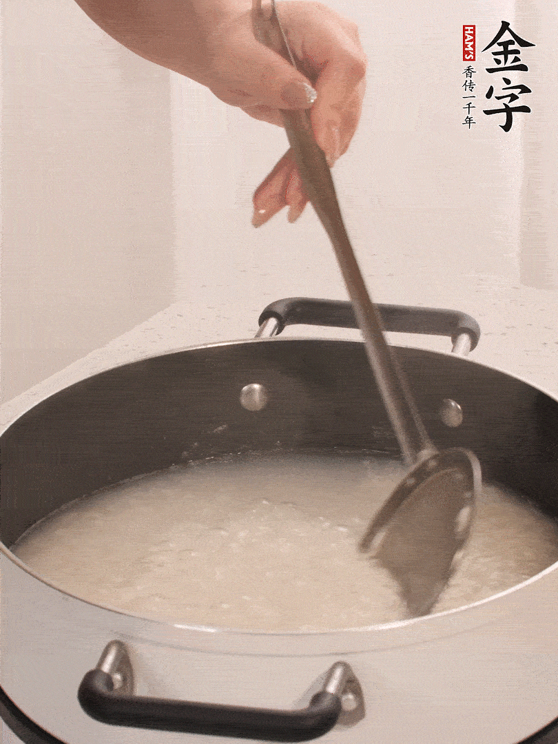 香菇、土豆、胡蘿卜、金字土香腸切小塊。