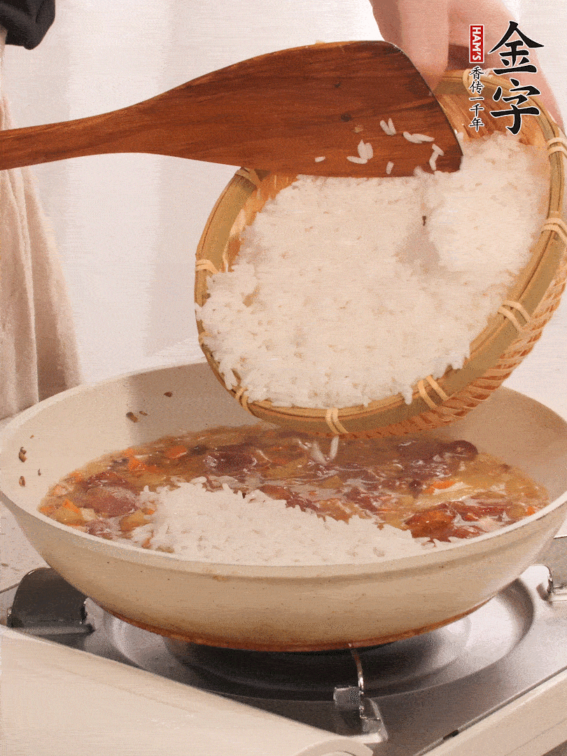 熱鍋燒油，香腸煸出油，加姜片去腥，加土豆、胡蘿卜、香菇翻炒到半熟，隨后加豆角、2小勺鹽、1大勺生抽，煸炒均勻。