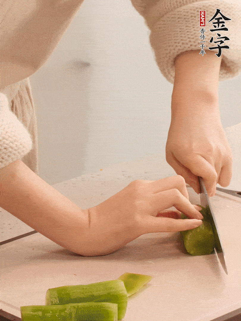 萵筍和白蘿卜用擦絲器擦成細絲。