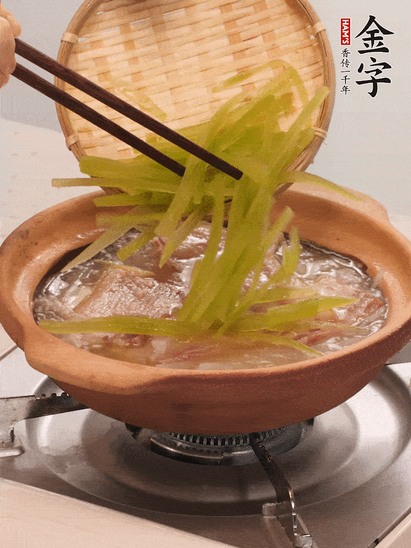 倒入熱水煮開后，轉(zhuǎn)小火燉煮10分鐘，呈奶白色湯底。