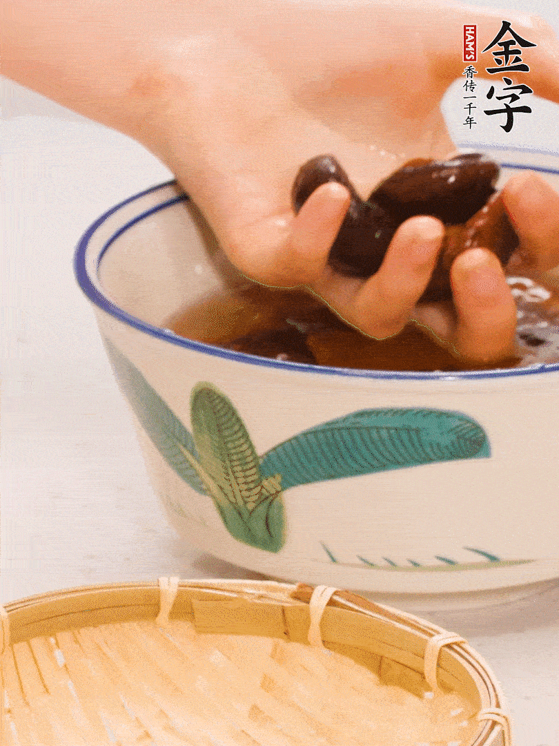 干香菇提前泡發(fā)切片，泡香菇水留著備用。