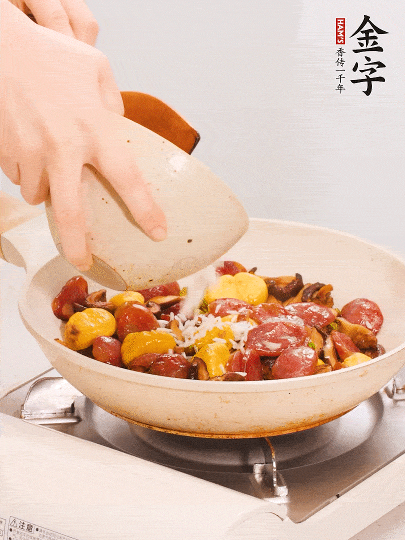 把米淘洗干凈，放入切好的香菇、板栗、毛豆。