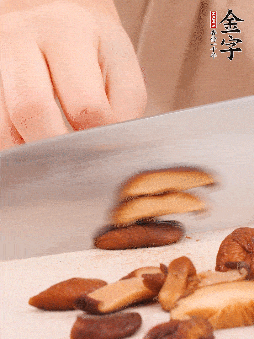 干香菇泡發(fā)，切成小塊。