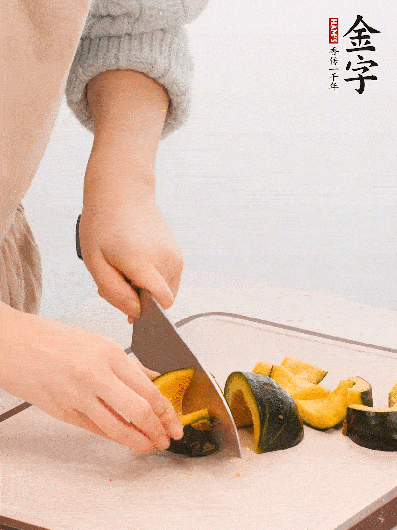 貝貝南瓜切小塊，生姜切成姜絲。