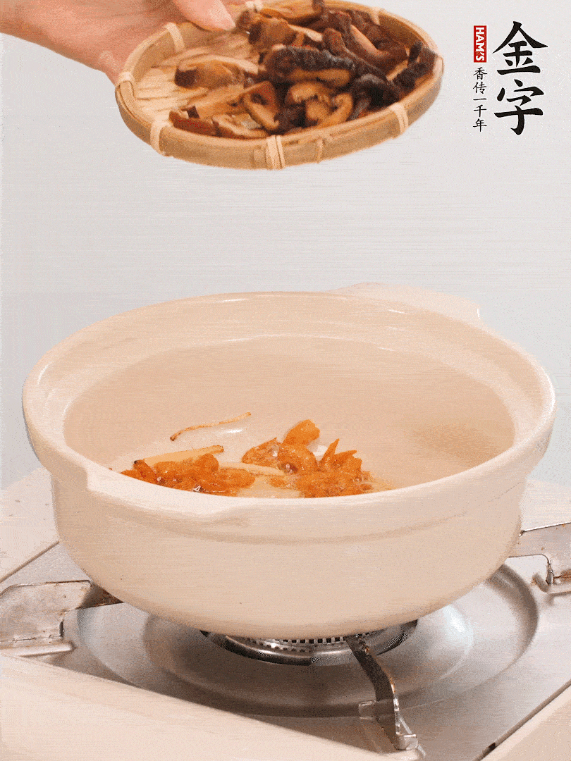 砂鍋倒入少許油，放入姜絲、海米小火煸香；再放入香腸、南瓜、干香菇一起翻炒2分鐘。