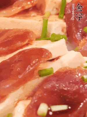 調一個醬汁：2勺生抽、1勺蠔油、半勺白糖、1勺淀粉、半碗清水調成料汁燒開