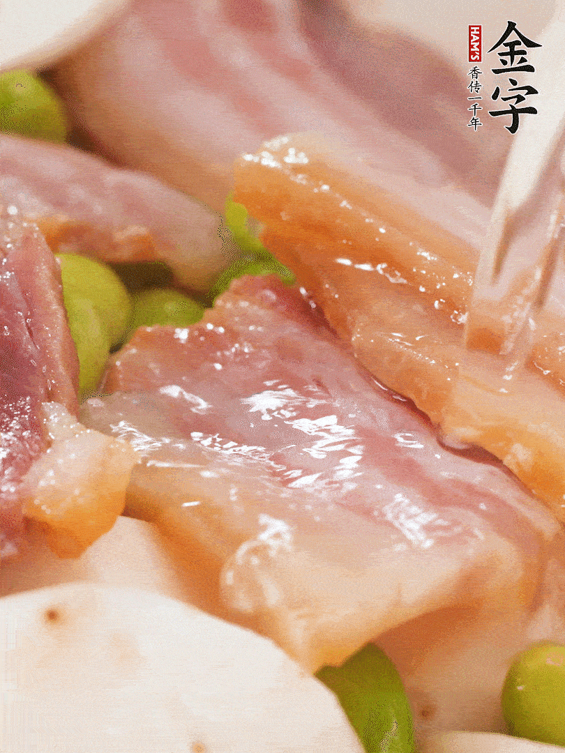 倒入芋艿、熟毛豆，翻炒均勻，加1小碗水煮開