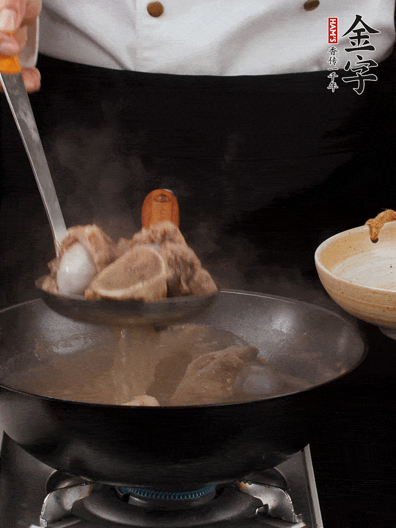 大筒骨清水浸泡30分鐘，中途換水2-3次。冷水下鍋，加姜片、料酒焯水，撇去浮沫。