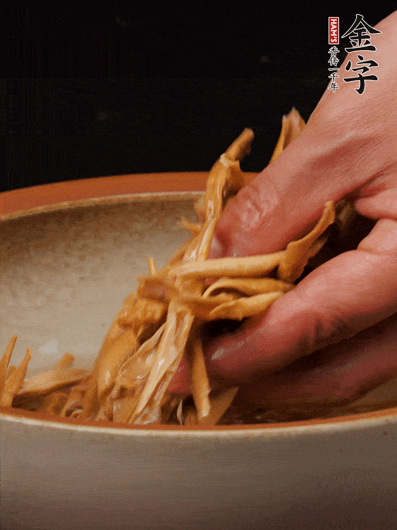 農(nóng)家土筍尖提前泡軟，用刀劃成細絲，這樣會更加入味。