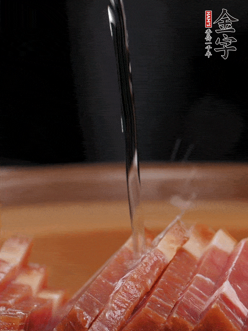 金字火腿切片，放入溫水中泡10分鐘，金字土香腸斜切成片。千張切成細條。