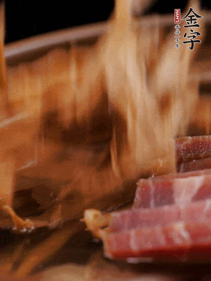 大筒骨、金字火腿、姜片、黃酒一起放入砂鍋，加筍干燉煮40分鐘。（如果家里有高壓鍋，用高壓鍋把高湯壓出來更鮮濃。）