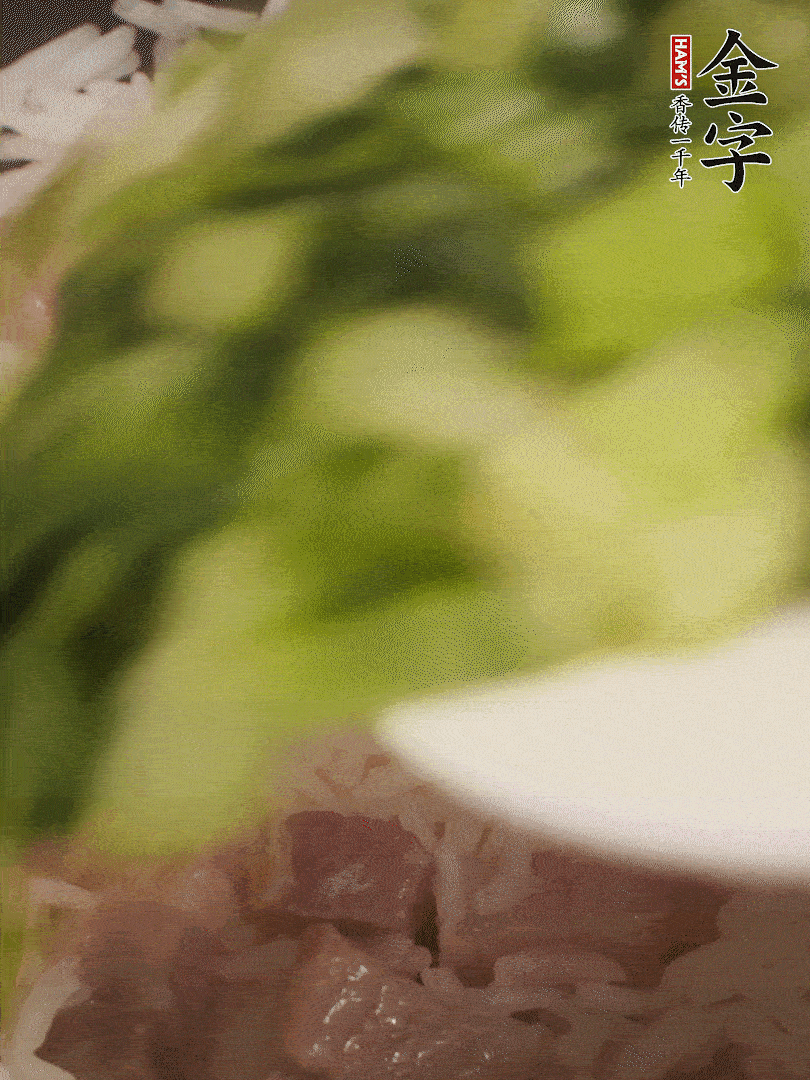 將燜煮好的米飯，倒入炒熟的蔬菜中，翻炒均勻鍆繼續(xù)燜煮5分鐘