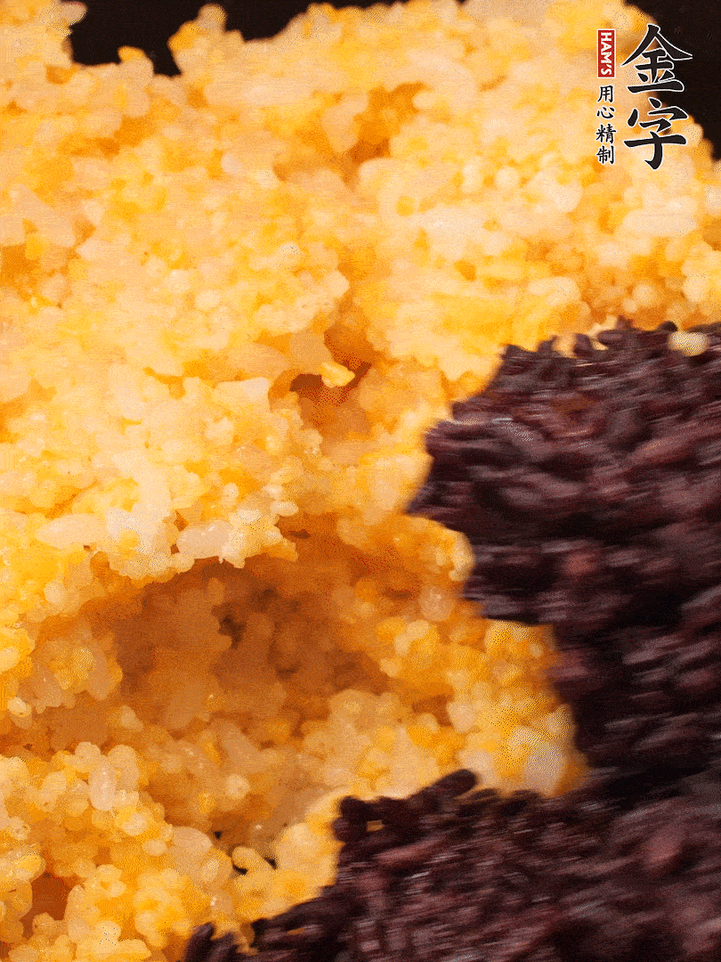 混合小米、紫米煮熟，加豬油攪拌均勻（紫米分開(kāi)煮在攪拌）