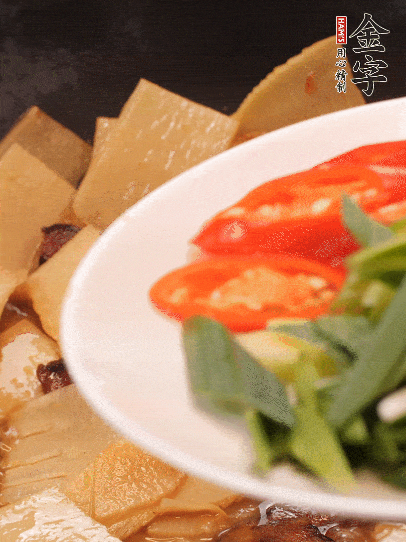 少許料酒增香，下蒜白、青紅辣椒略微翻炒