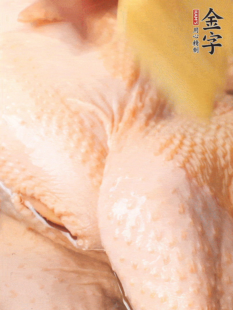 老母雞去頭去尾，斬去雞爪。冷水入鍋，加料酒、蔥姜焯水，煮出浮沫后撈出，用清水洗凈