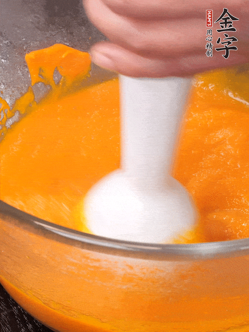 300g南瓜，去皮去瓤切滾刀塊，大火蒸8分鐘，料理機打成泥，篩網過篩成泥