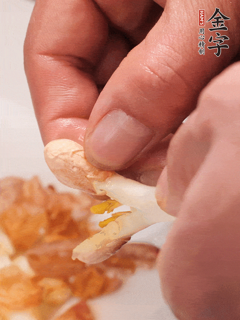 花生芽切段。開水焯水1分鐘，去掉頂部的花生皮