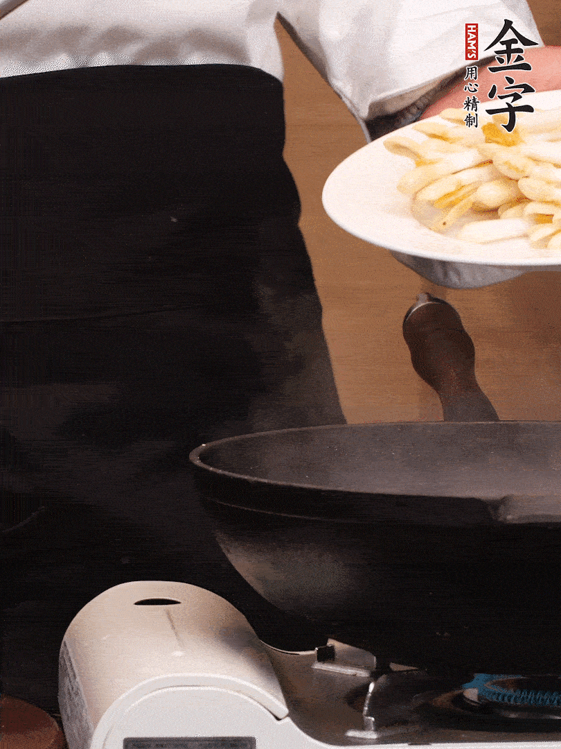 鍋中少許油，下花生芽