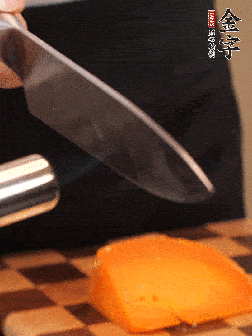 間隔擺上哈密瓜、奶酪、迷迭香、核桃仁