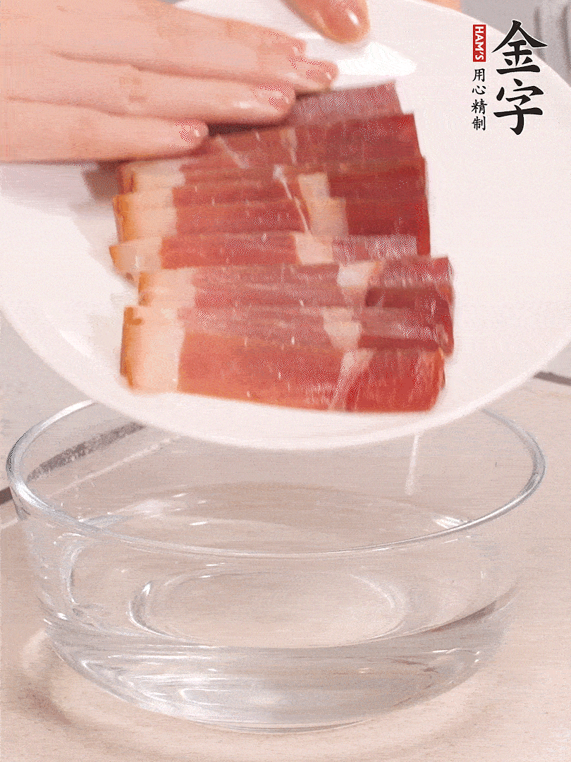 鴨腿冷水下鍋，加姜片、料酒焯水