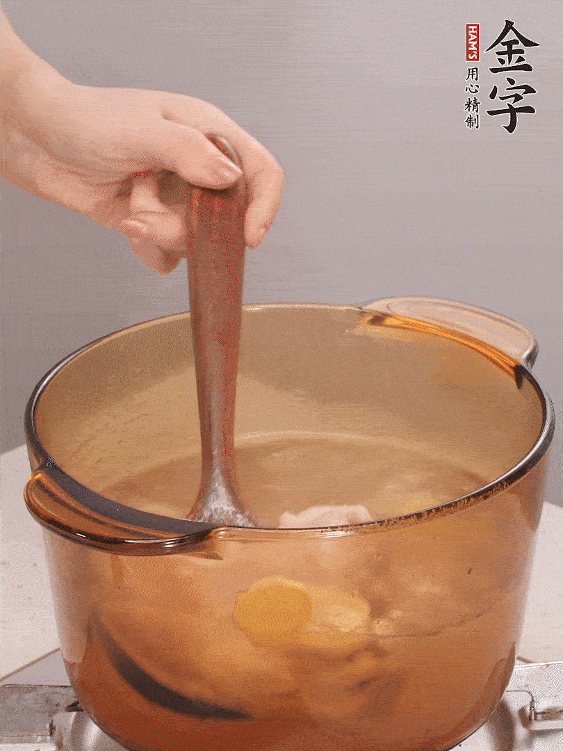 鴨肉、白果、火腿、生姜一起放入砂鍋，清水沒過食材，大火燉煮1小時