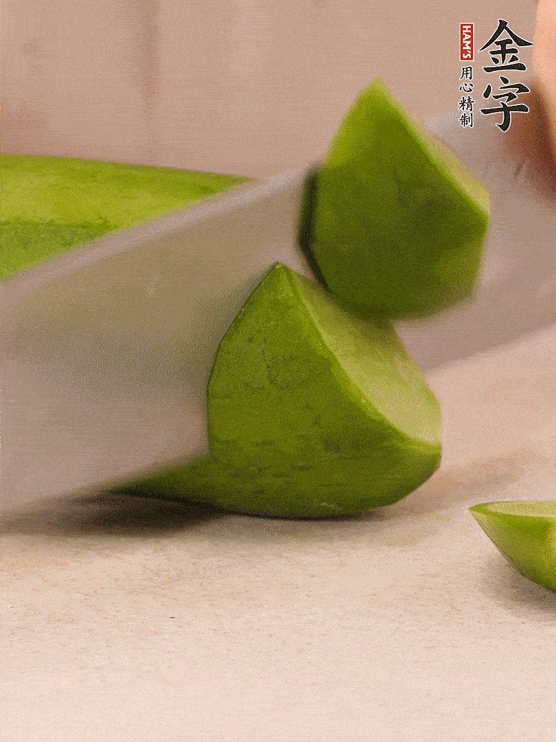 青、紅蘿卜洗凈，去皮切大塊