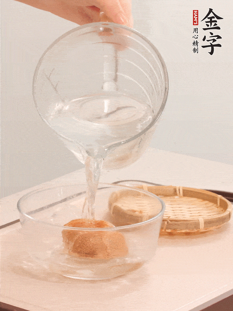 猴頭菇至少泡發(fā)半小時(shí)，將浸泡后的黃水?dāng)D干；