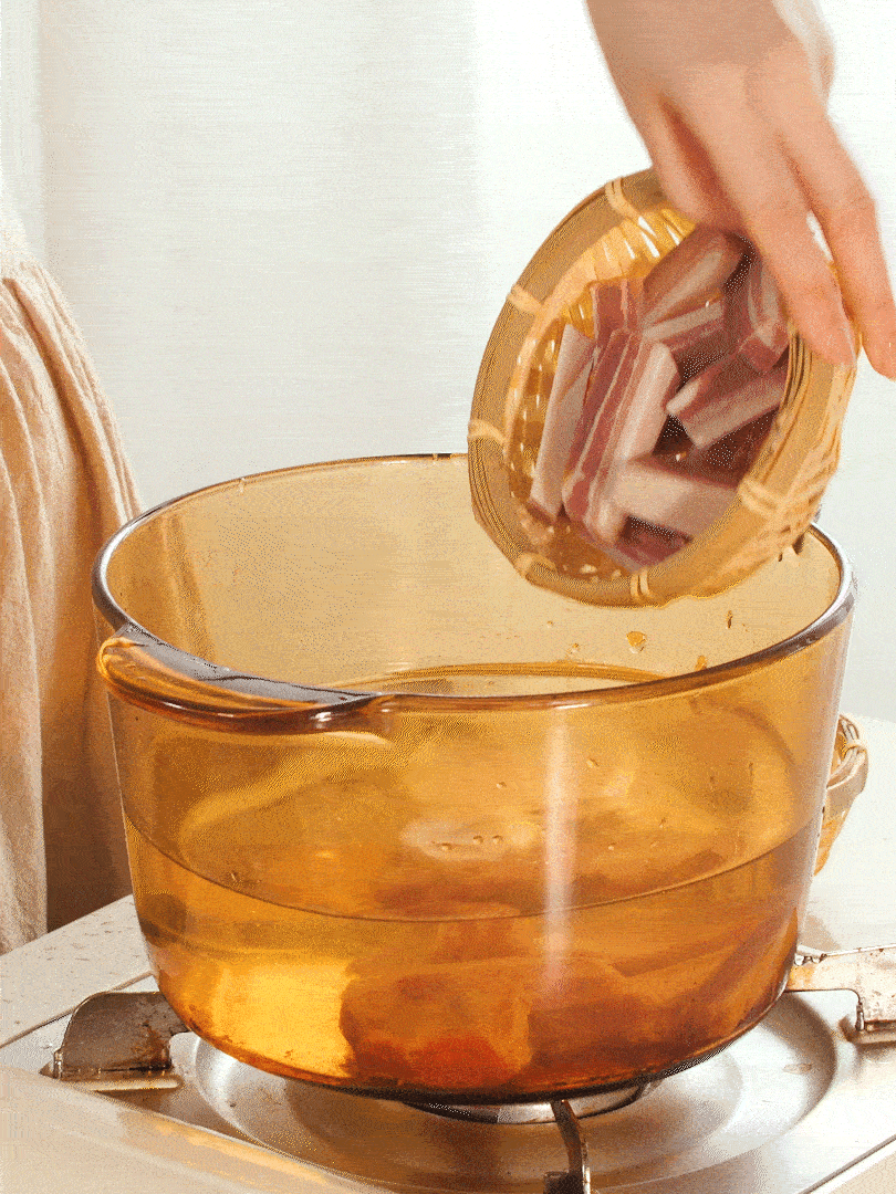 咸肉、排骨加料酒 蔥段 生姜 一起冷水下鍋焯水撈出