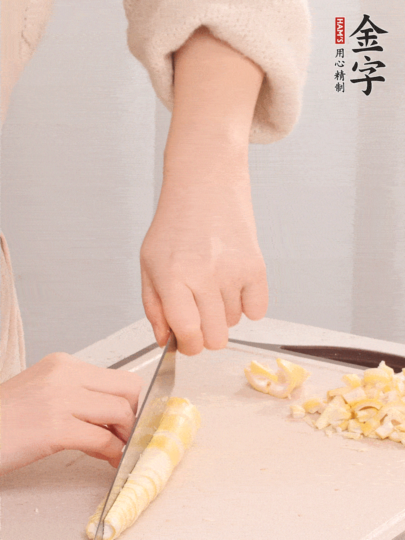 春筍去皮切小塊，焯水2分鐘左右