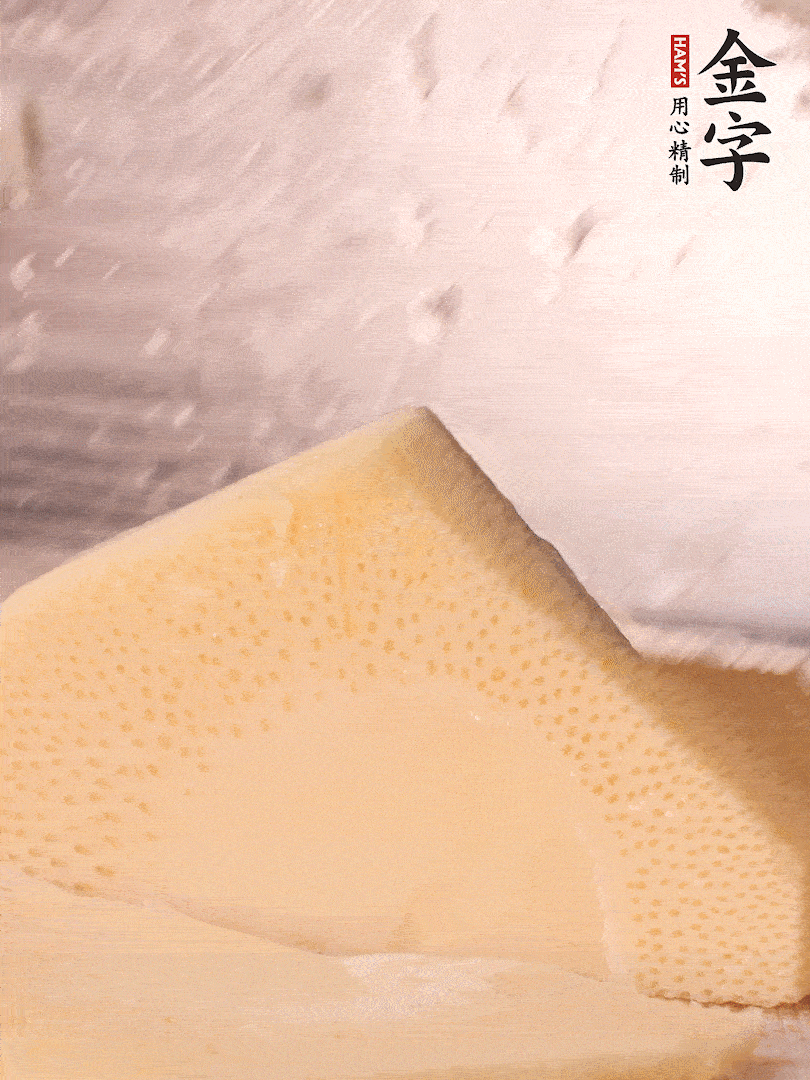 冬筍處理干凈，切滾刀塊，開水焯燙去除澀味