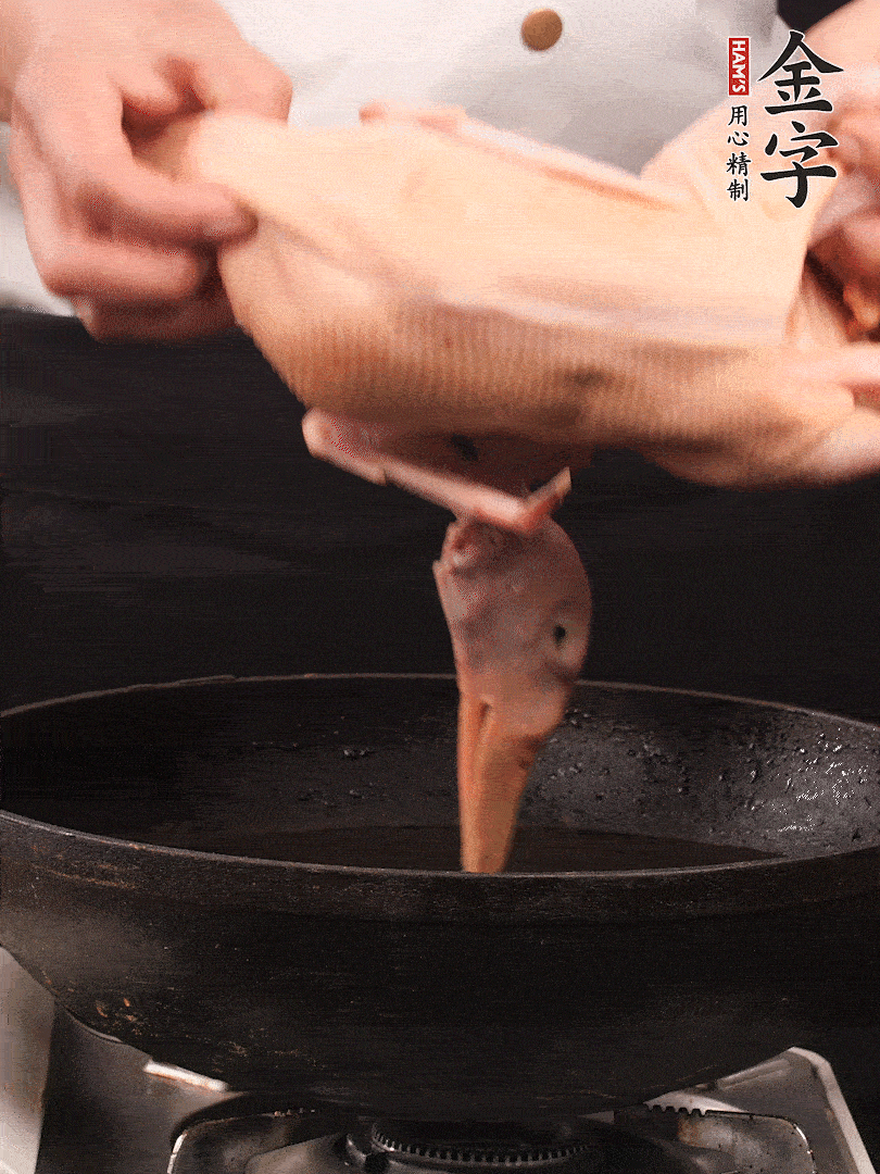 處理干凈的老鴨1只，黃酒小半碗，姜幾片，一起放入冷水，煮沸焯水3分鐘，去除血沫