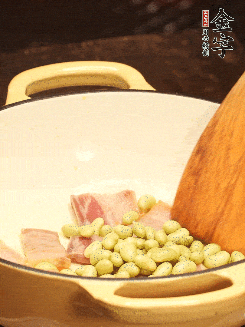 加入青豆、香菇翻炒出香味