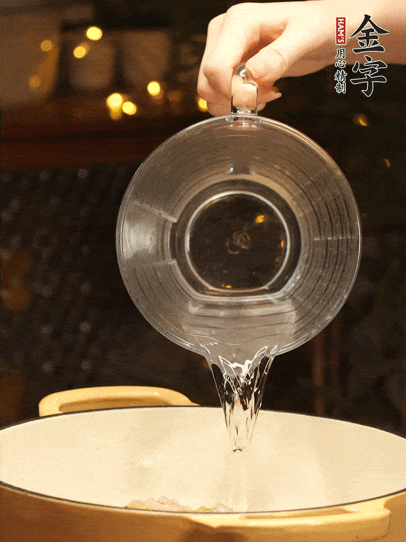 加入120ml水，蓋上蓋子燜幾分鐘撒上蔥花，美美的擺個(gè)盤~