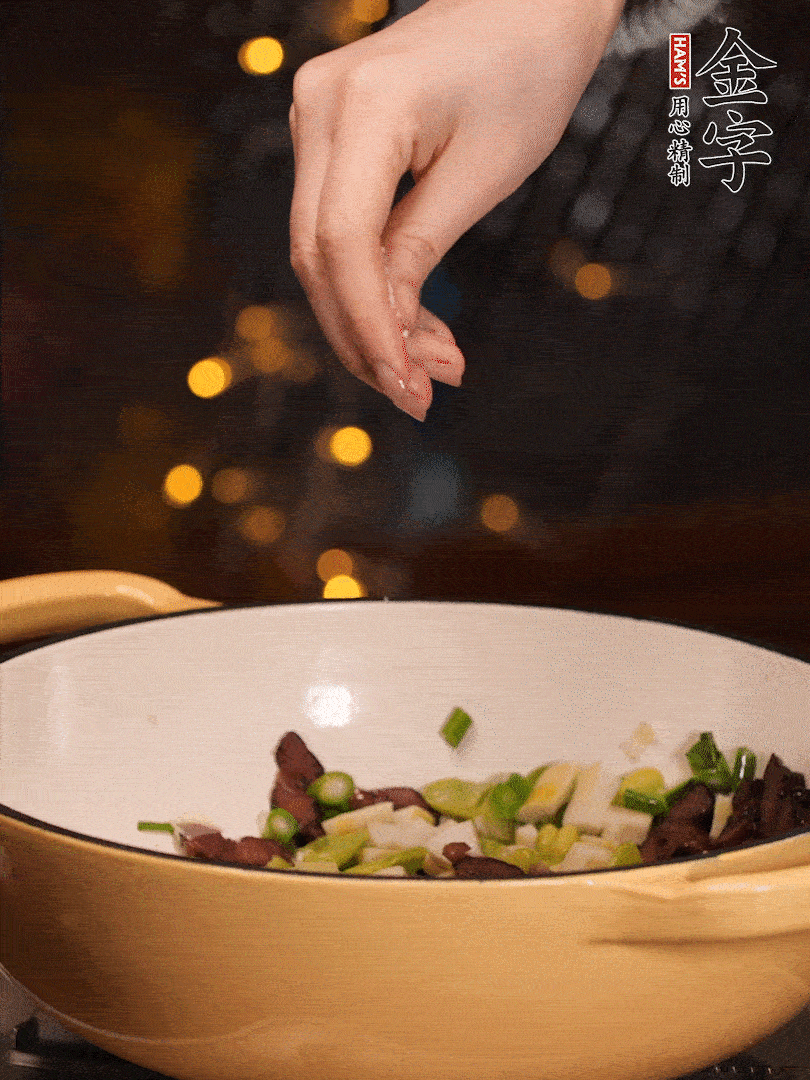 可以加點點水，再加菜苔，加點鹽、味精調(diào)味