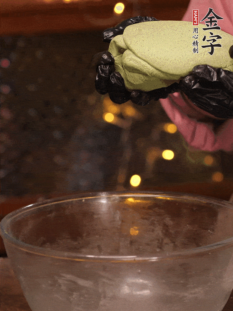 清明粿粉，分次加艾草泥，加點(diǎn)油揉2分鐘，揉到面團(tuán)光滑，醒發(fā)一下