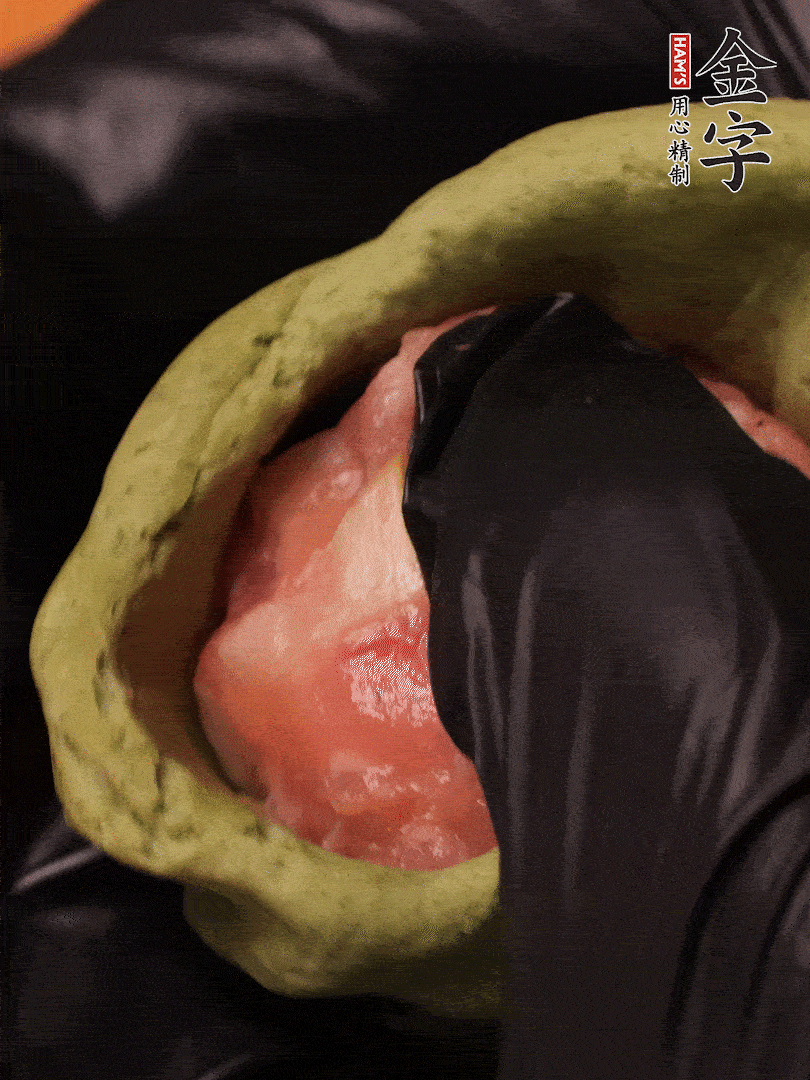 切成小劑子，中間壓個(gè)坑，做成碗狀，虎口慢慢收口