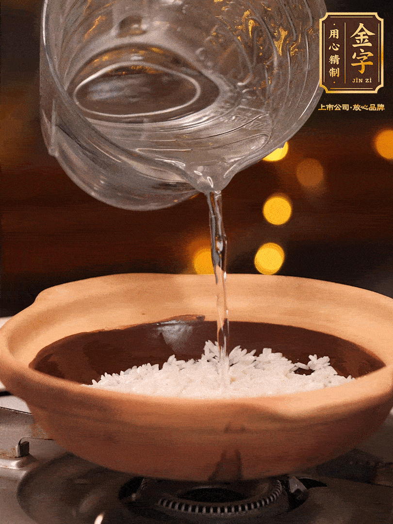 選一個(gè)中意的砂鍋加入1勺花生油并刷勻，倒入泡好的絲苗米、開(kāi)大火煮至沸騰冒大泡后，轉(zhuǎn)中火蓋蓋燜煮5分鐘