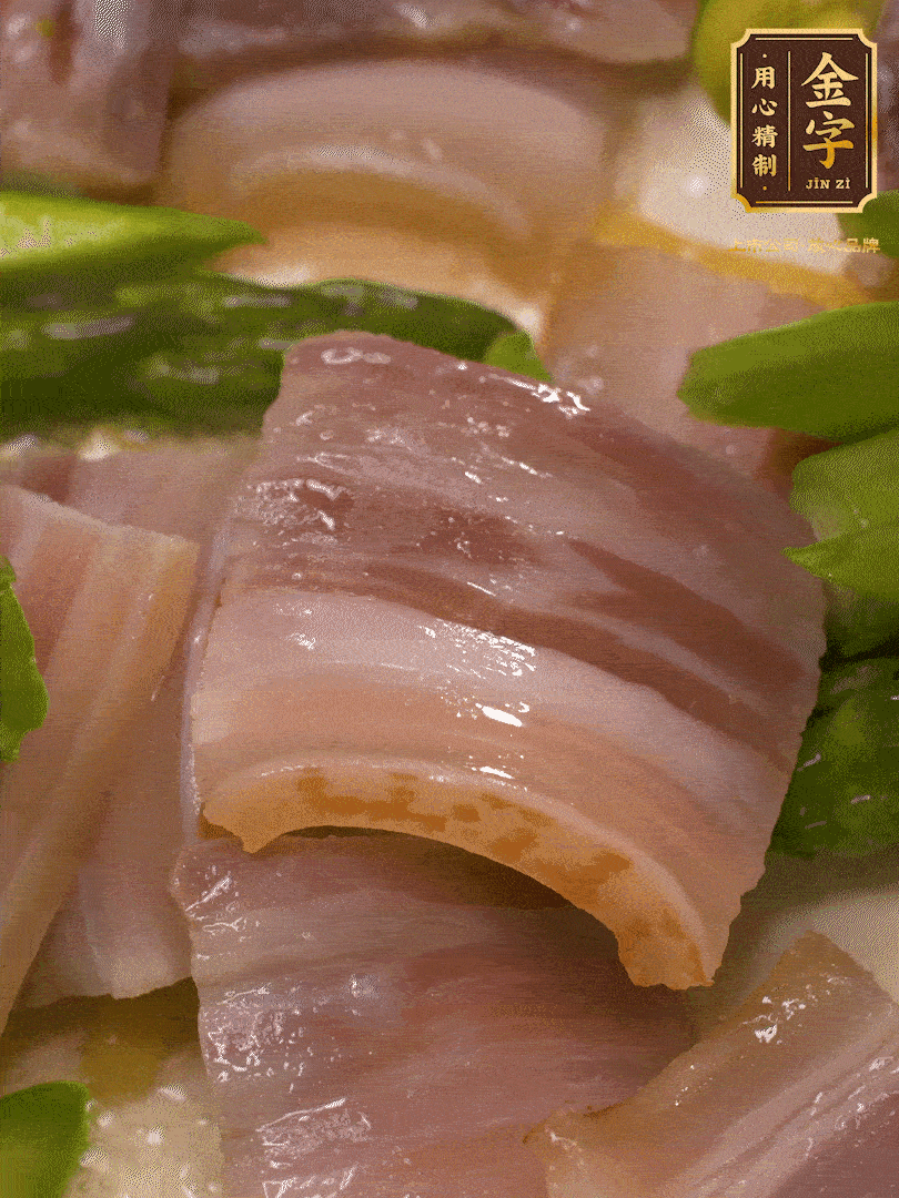 依次下蠶豆、蘆筍、白蘑菇翻炒均勻