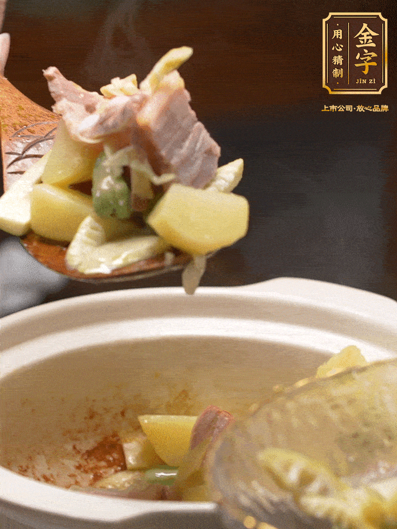 煸出咸肉脂香，再下筍丁、蠶豆。呈出