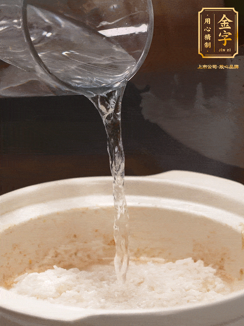 將泡好的米，加水一指，煮至沸騰